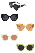 Load image into Gallery viewer, Oversize Cat Eye Sunglasses with Pearl Design