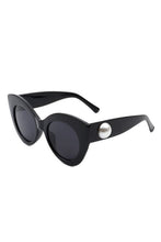 Load image into Gallery viewer, Oversize Cat Eye Sunglasses with Pearl Design