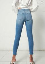 Load image into Gallery viewer, KANCAN Skinny 8562 Jeans